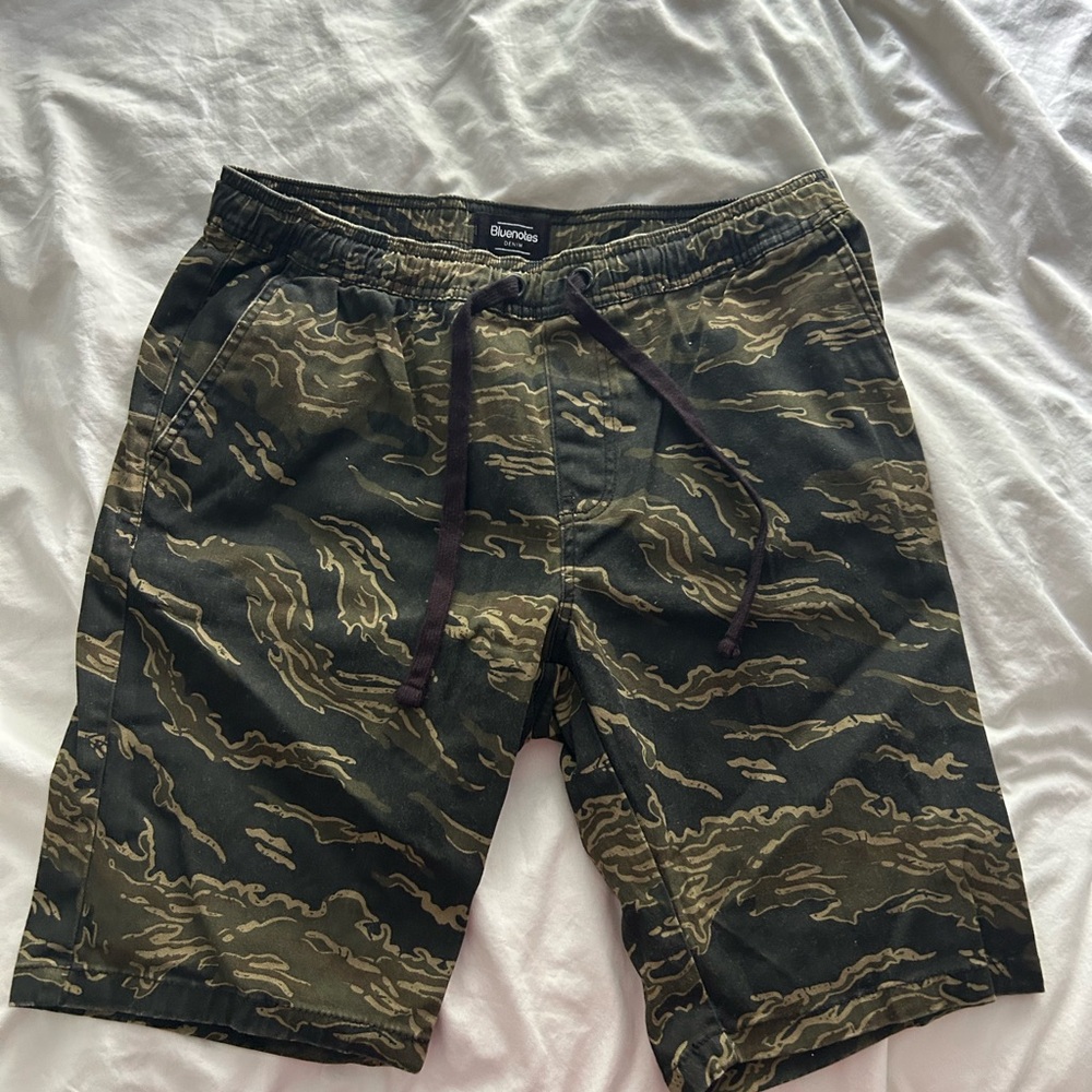 CAMO BLUENOTES SHORTS